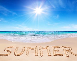 riječ ljeto napisana u pijesku na plaži u hrvatskoj